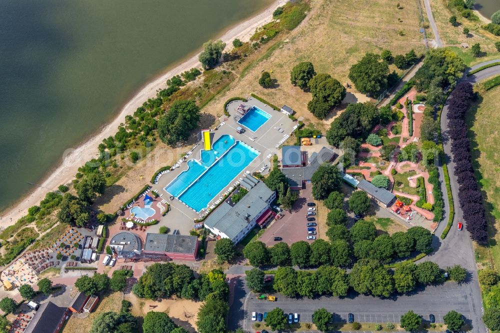 Aerial image Wesel - Swimming pool of the Rheinbad on Rheinpromenade in Wesel in the state North Rhine-Westphalia, Germany