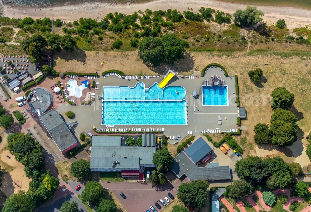 Aerial photograph Wesel - Swimming pool of the Rheinbad on Rheinpromenade in Wesel in the state North Rhine-Westphalia, Germany