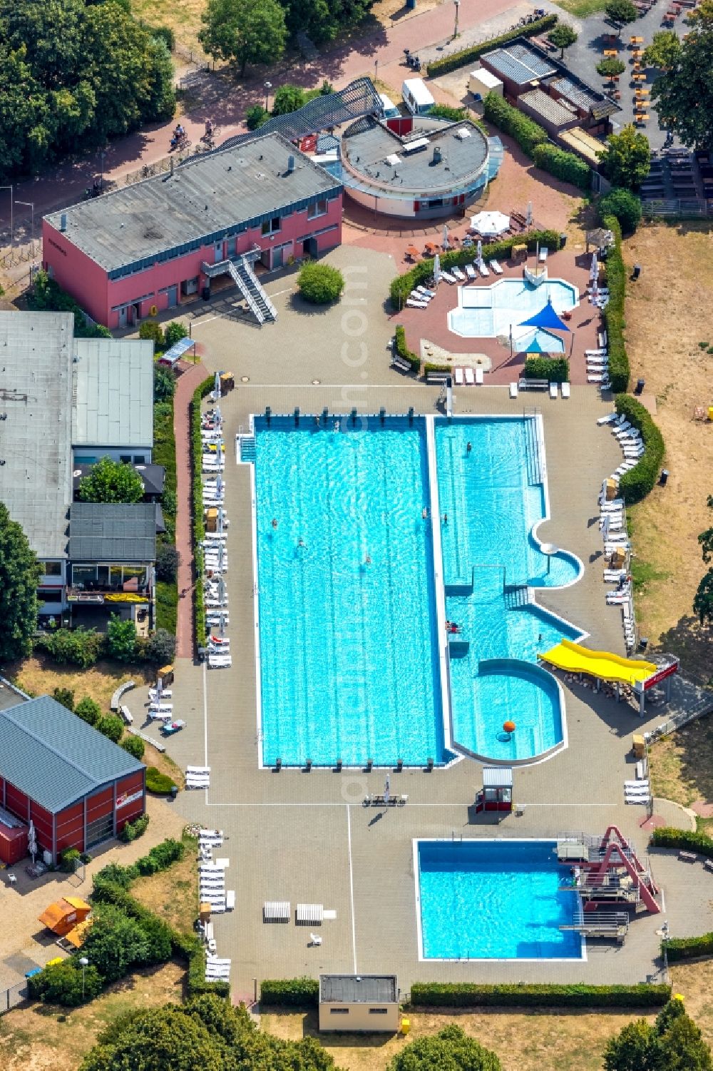 Wesel from above - Swimming pool of the Rheinbad on Rheinpromenade in Wesel in the state North Rhine-Westphalia, Germany