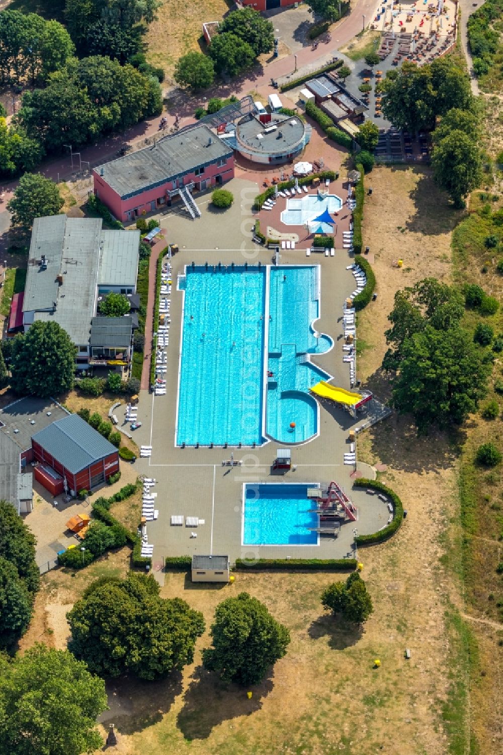 Aerial photograph Wesel - Swimming pool of the Rheinbad on Rheinpromenade in Wesel in the state North Rhine-Westphalia, Germany