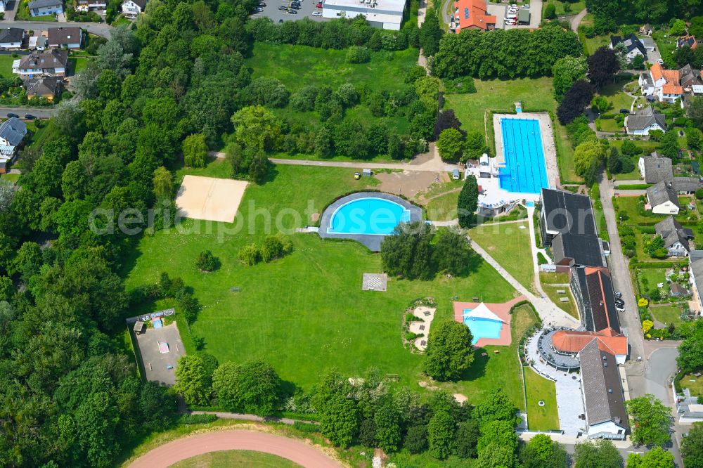 Bad Münder am Deister from the bird's eye view: Swimming pool of the Rohmelbad on street Am Rohmelbad in Bad Muender am Deister in the state Lower Saxony, Germany