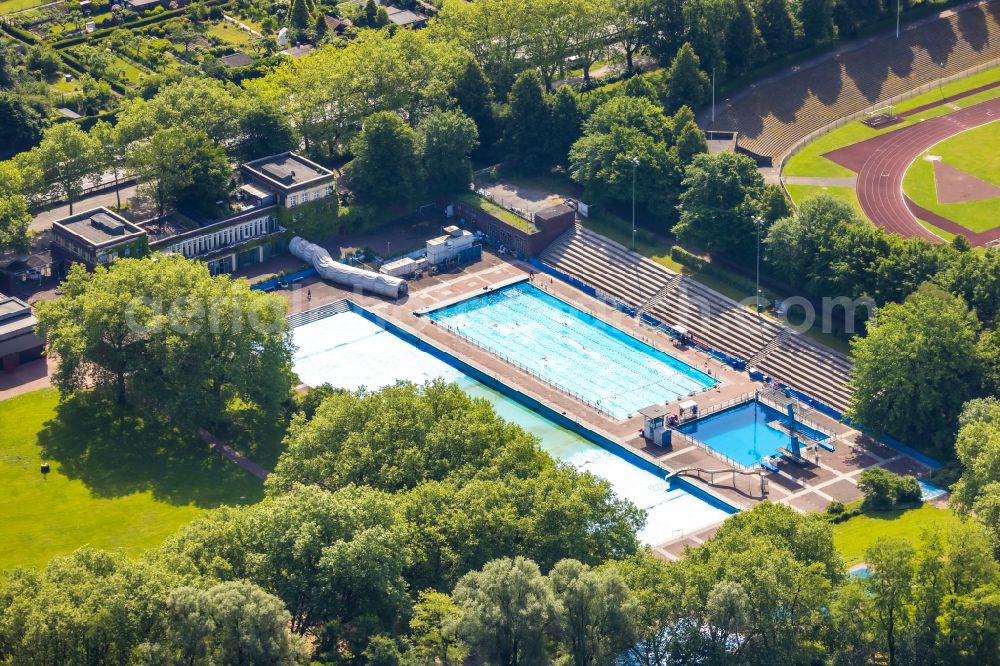 Gladbeck from above - Swimming pool in the Schuetzenstrasse in the district Gelsenkirchen-Nord in Gladbeck at Ruhrgebiet in the state North Rhine-Westphalia