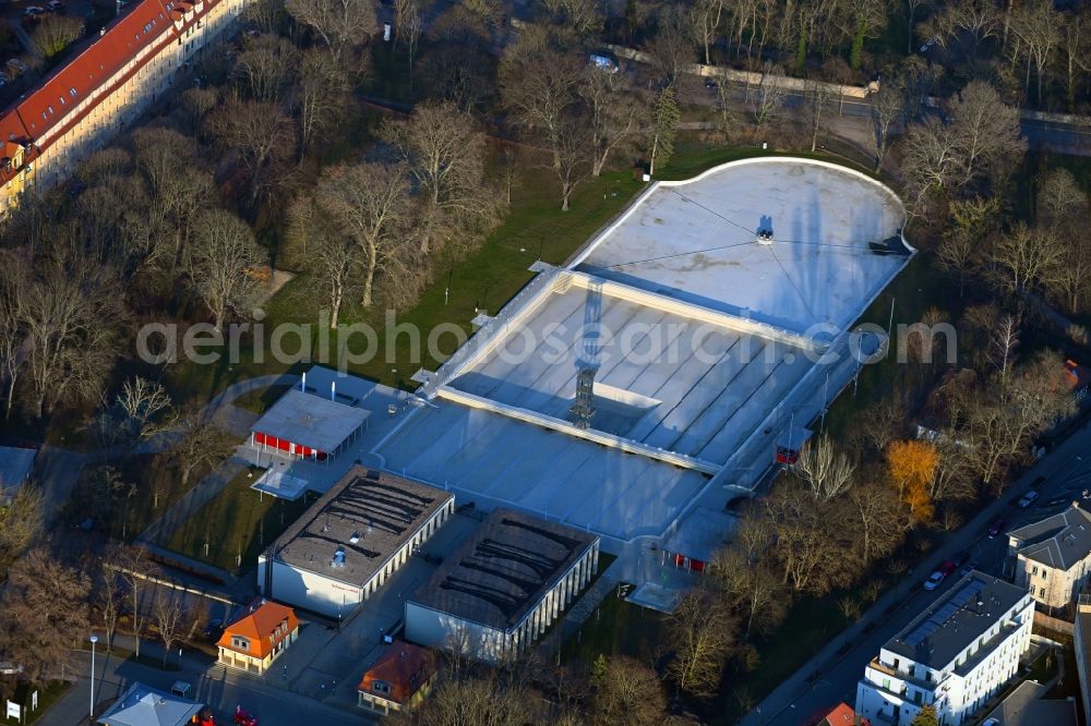 Aerial photograph Weimar - Swimming pool of the Schwanseebad in Weimar in the state Thuringia, Germany