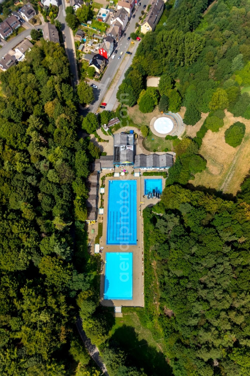 Schwelm from the bird's eye view: Swimming pool of the Schwelmer Freibad (Schwelmebad) on Schwelmestrasse in Schwelm in the state North Rhine-Westphalia, Germany