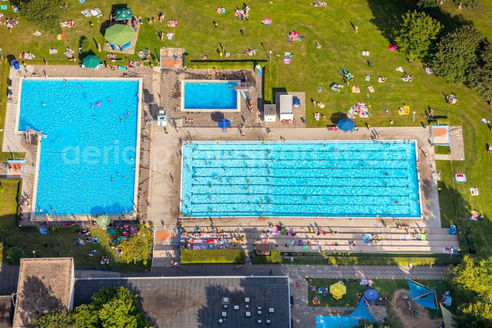 Aerial photograph Essen - Swimming pool of the Schwinmzentrum Kettwig Im Teelbruch in the district Werden in Essen in the state North Rhine-Westphalia, Germany