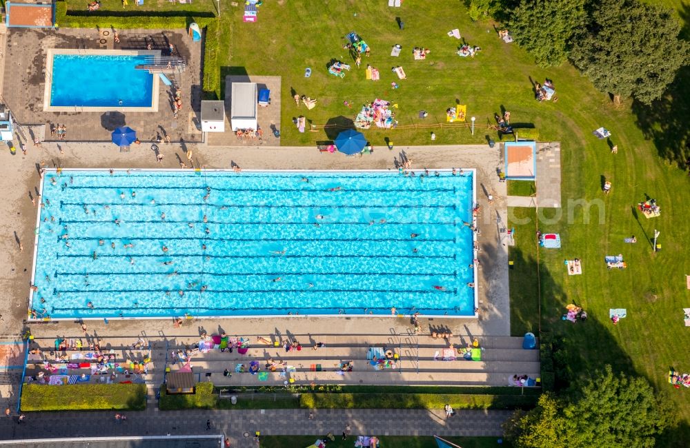 Essen from the bird's eye view: Swimming pool of the Schwinmzentrum Kettwig Im Teelbruch in the district Werden in Essen in the state North Rhine-Westphalia, Germany