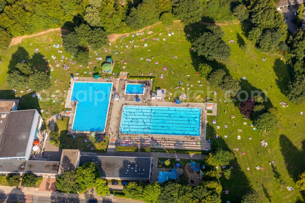 Aerial image Essen - Swimming pool of the Schwinmzentrum Kettwig Im Teelbruch in the district Werden in Essen in the state North Rhine-Westphalia, Germany