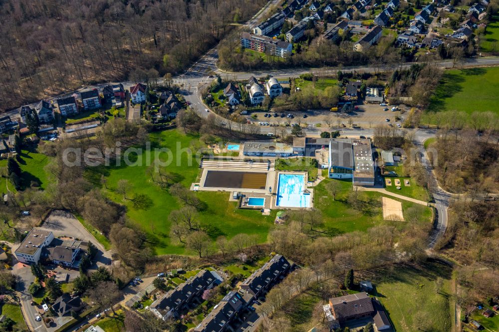 Aerial image Essen - Swimming pool of the Schwinmzentrum Kettwig Im Teelbruch in the district Werden in Essen in the state North Rhine-Westphalia, Germany