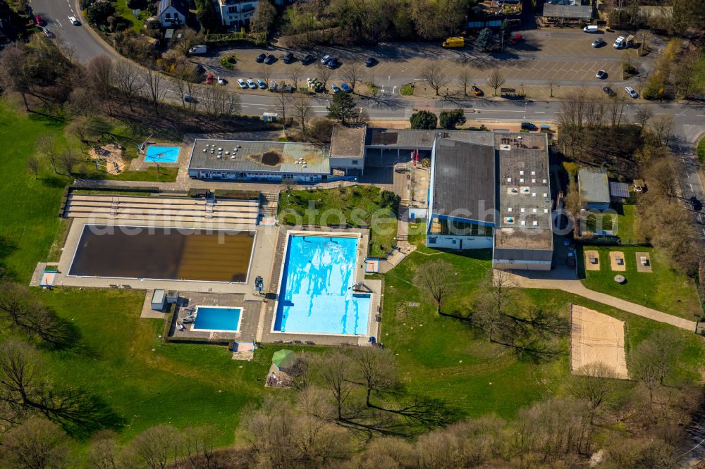 Aerial photograph Essen - Swimming pool of the Schwinmzentrum Kettwig Im Teelbruch in the district Werden in Essen in the state North Rhine-Westphalia, Germany