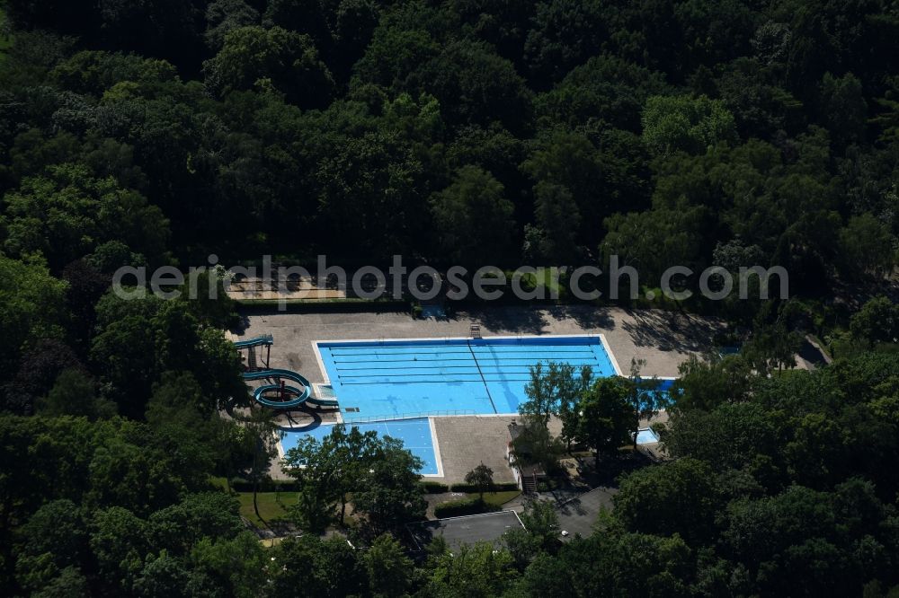 Aerial image Berlin - Swimming pool of the Sommerbad Humboldthain on Wiesenstrasse in Berlin