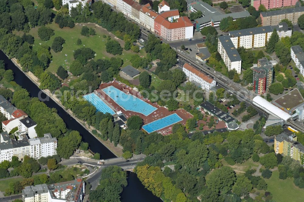 Aerial image Berlin - Swimming pool of the Sommerbad Kreuzberg in Berlin