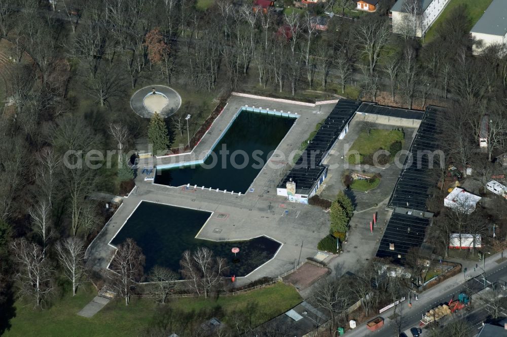 Aerial photograph Berlin - Swimming pool of the Sommerbad Mariendorf company Berliner Baederbetriebe in Berlin in Germany