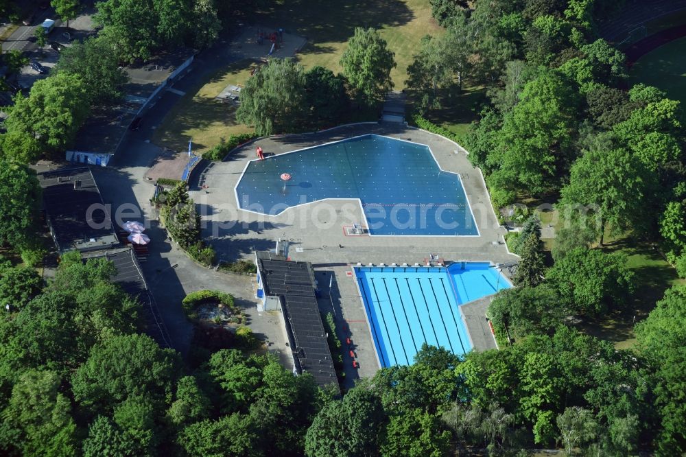 Aerial image Berlin - Swimming pool of the Sommerbad Mariendorf on Rixdorfer Strasse in Berlin, Germany