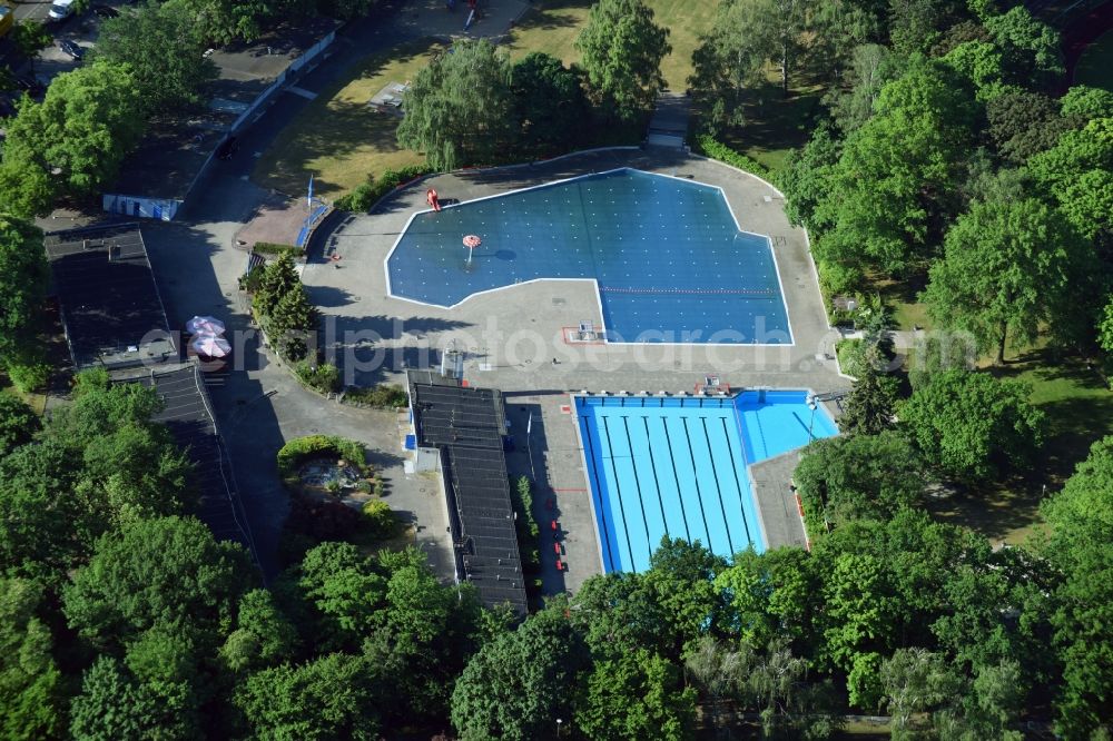 Aerial photograph Berlin - Swimming pool of the Sommerbad Mariendorf on Rixdorfer Strasse in Berlin, Germany