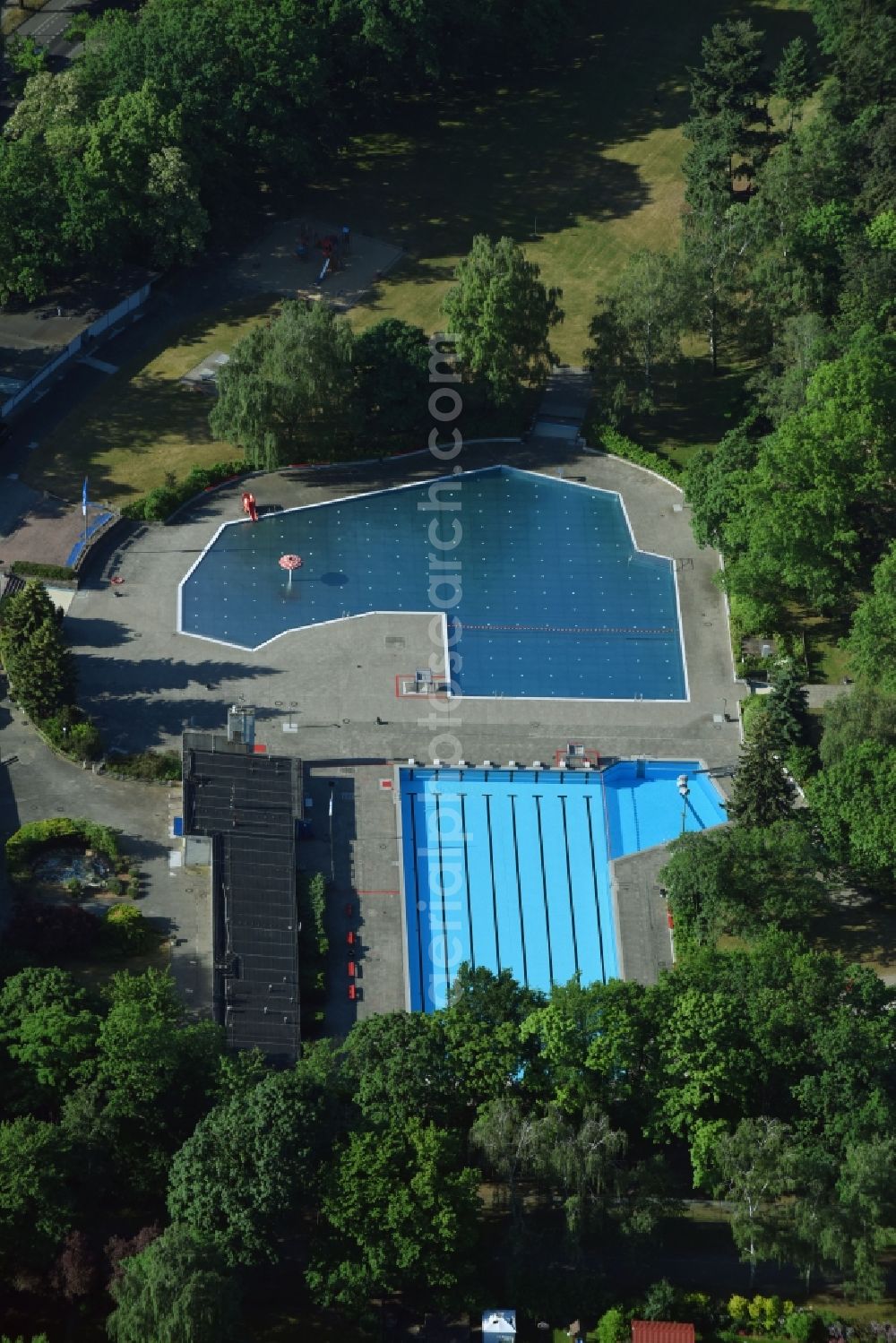 Aerial photograph Berlin - Swimming pool of the Sommerbad Mariendorf on Rixdorfer Strasse in Berlin, Germany