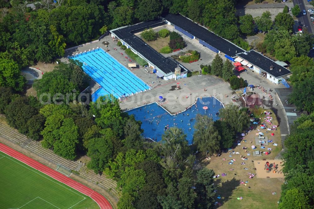 Aerial photograph Berlin - Swimming pool of the Sommerbad Mariendorf on Rixdorfer Strasse in Berlin, Germany