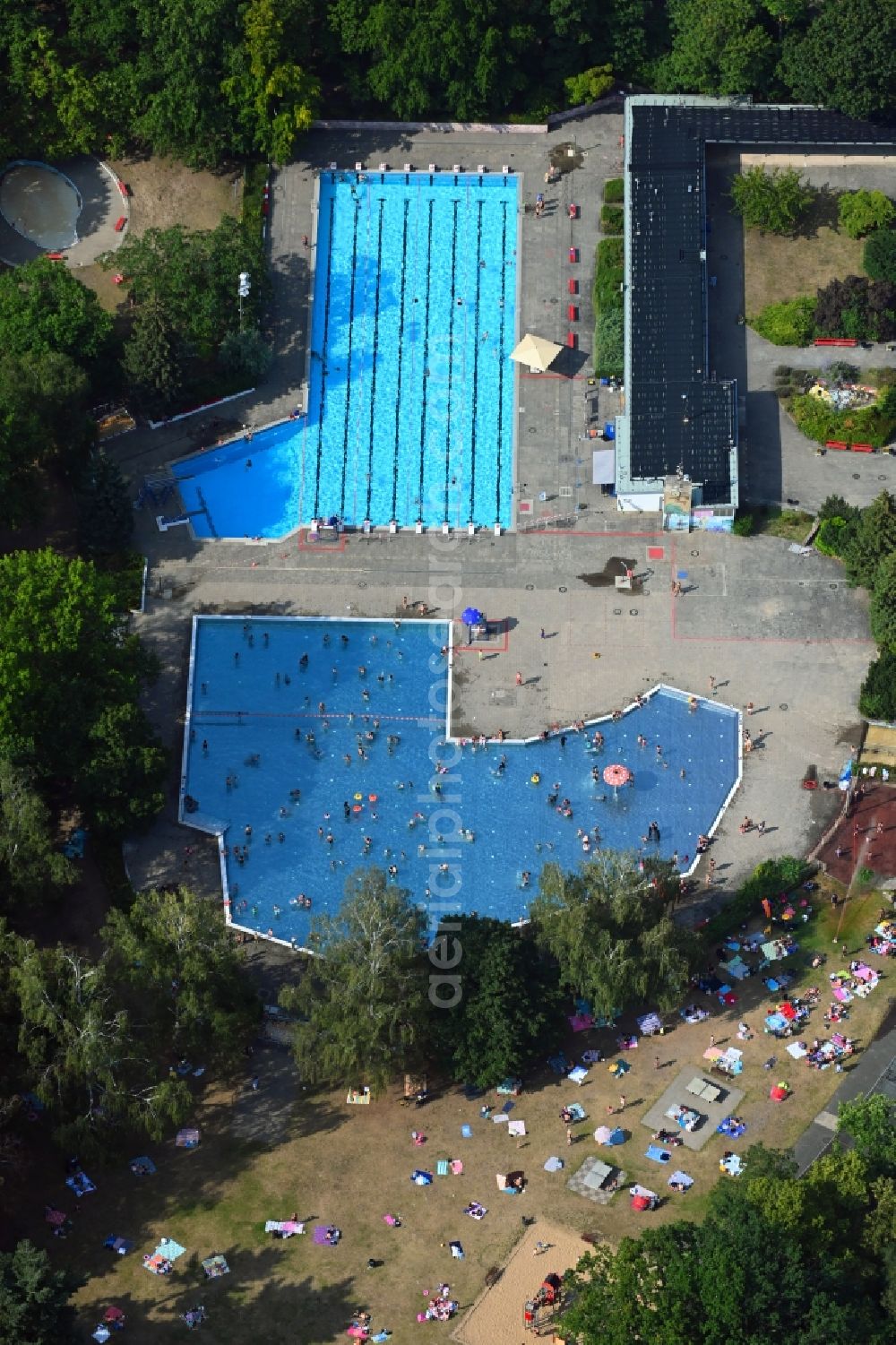 Berlin from the bird's eye view: Swimming pool of the Sommerbad Mariendorf on Rixdorfer Strasse in Berlin, Germany