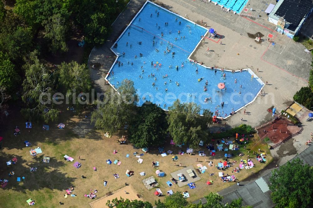 Aerial image Berlin - Swimming pool of the Sommerbad Mariendorf on Rixdorfer Strasse in Berlin, Germany