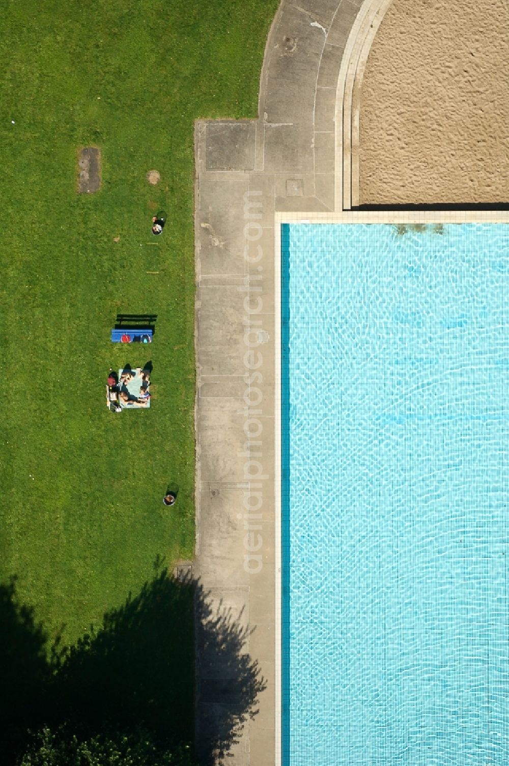 Köln from the bird's eye view: Swimming pool of the Stadionbad in Cologne in the state North Rhine-Westphalia, Germany