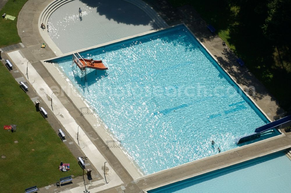 Aerial photograph Köln - Swimming pool of the Stadionbad in Cologne in the state North Rhine-Westphalia, Germany