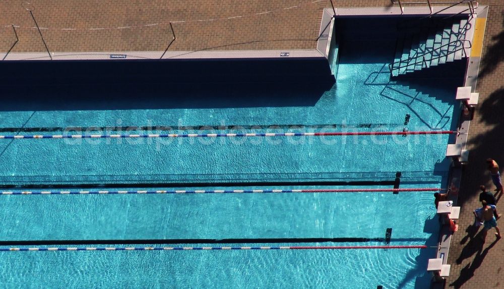 Aerial photograph Nauen - Swimming pool of the Stadtbad on Karl-Thon-Strasse in Nauen in the state Brandenburg