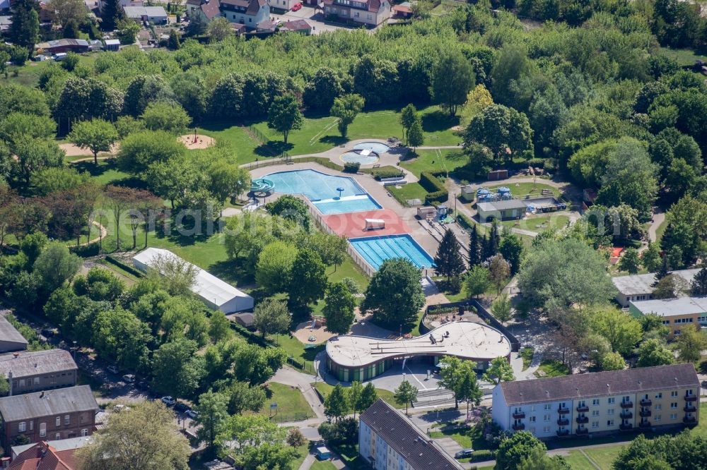 Aerial image Nauen - Swimming pool of the Stadtbad Karl-Thon-Strasse in Nauen in the state Brandenburg