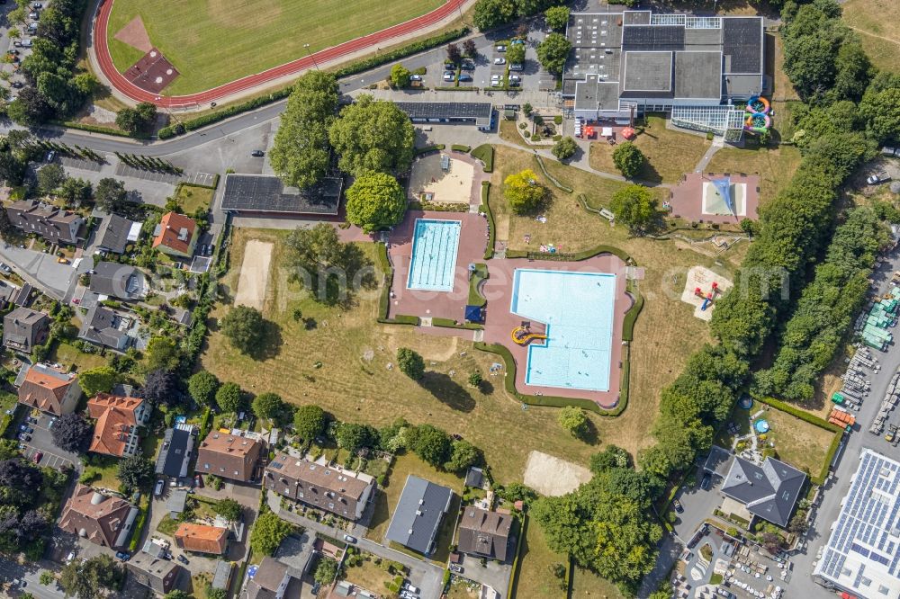 Aerial photograph Werl - Swimming pool of the of B B G Staedt. Baeof- and Beteiligungs- GmbH in the district Westoennen in Werl in the state North Rhine-Westphalia, Germany