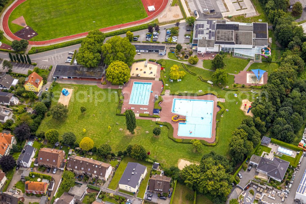 Werl from above - Swimming pool of the of B B G Staedt. Baeof- and Beteiligungs- GmbH in the district Westoennen in Werl in the state North Rhine-Westphalia, Germany