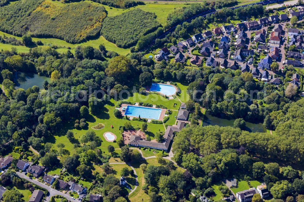 Aerial photograph Rheinberg - Swimming pool of the Underberg-Freibad on street Bahnhofstrasse in Rheinberg in the state North Rhine-Westphalia, Germany