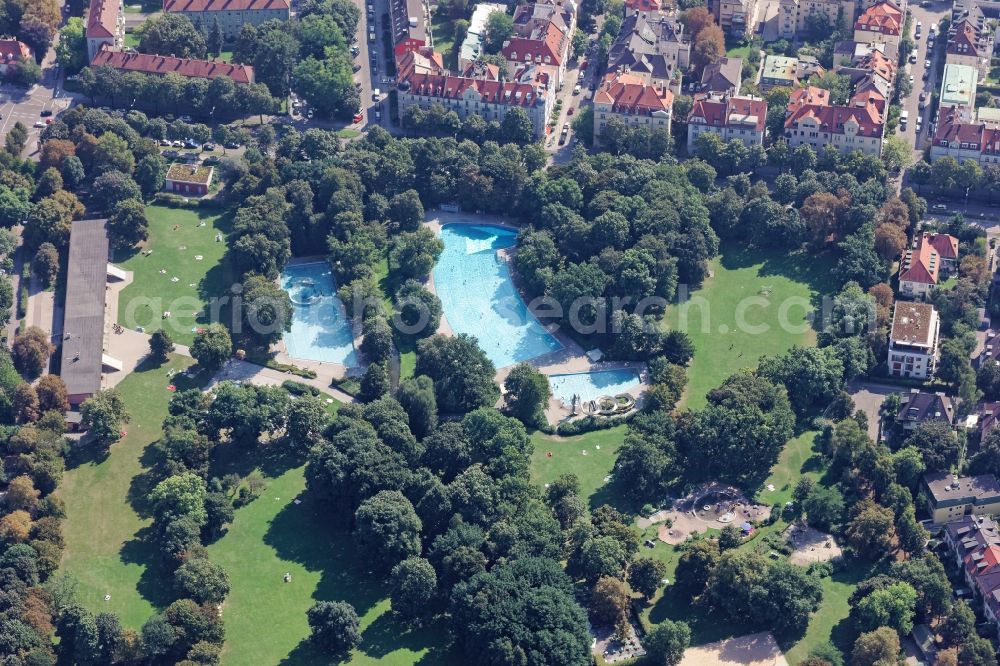 München from above - Bathers on the lawn by the pool of the swimming pool Ungererbad in Munich in the state Bavaria