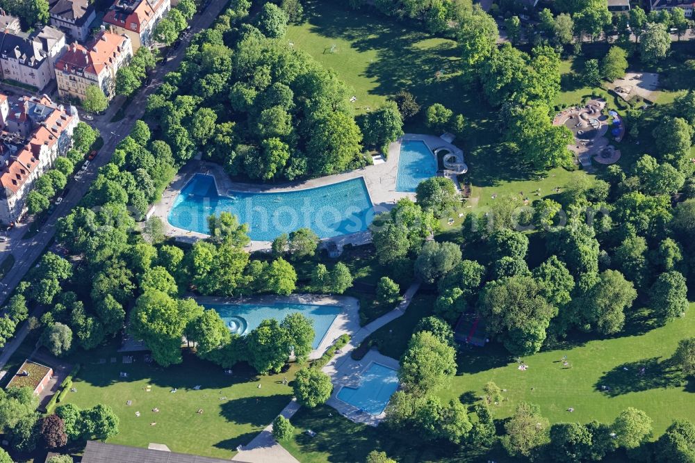 München from above - Bathers on the lawn by the pool of the swimming pool Ungererbad in Munich in the state Bavaria