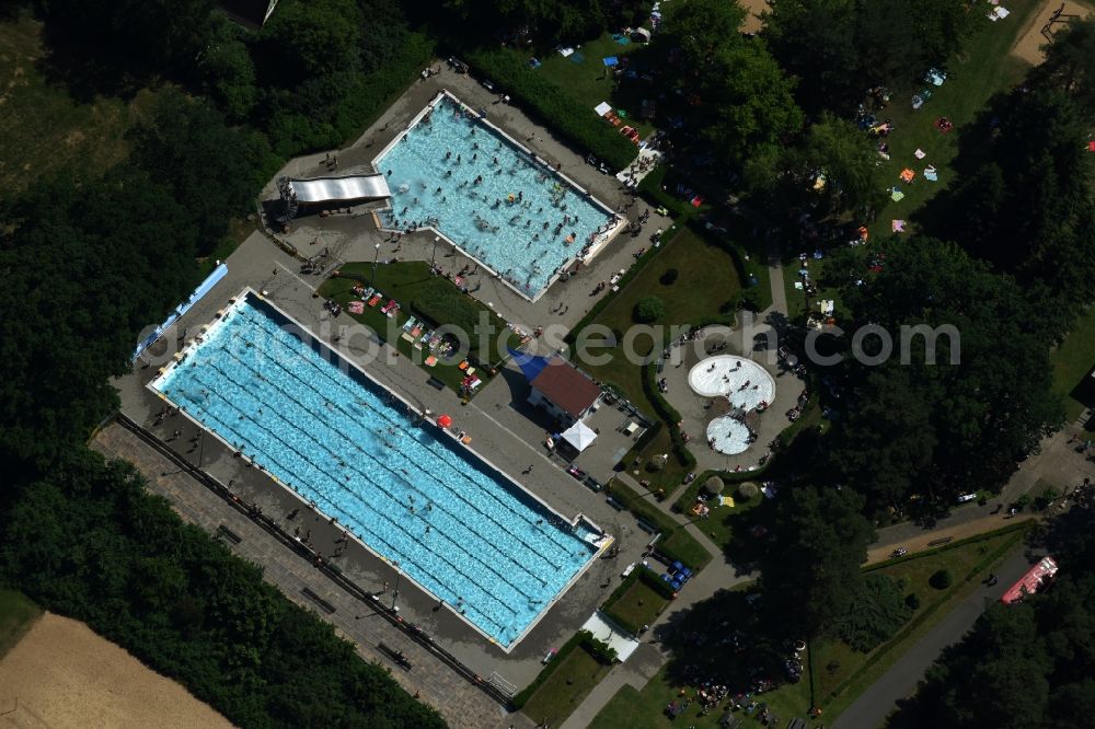 Aerial photograph Grabow - Swimming pool of the Waldbad Grabow Goethestrasse in Grabow in the state Mecklenburg - Western Pomerania