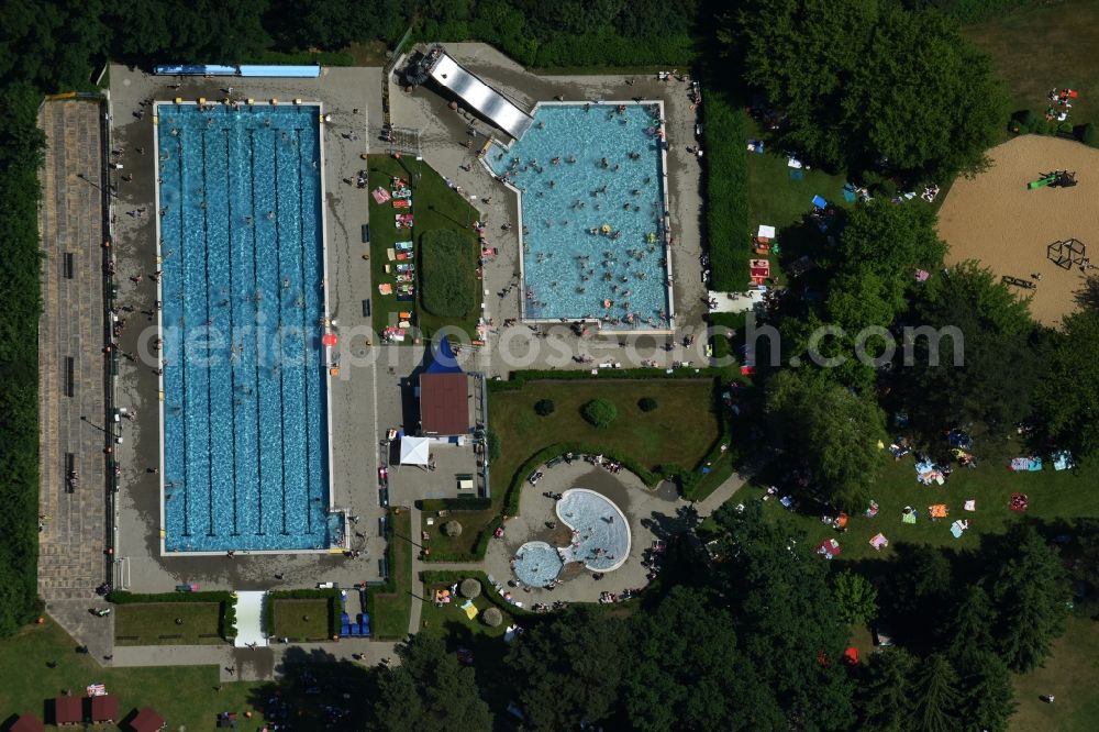 Grabow from the bird's eye view: Swimming pool of the Waldbad Grabow Goethestrasse in Grabow in the state Mecklenburg - Western Pomerania