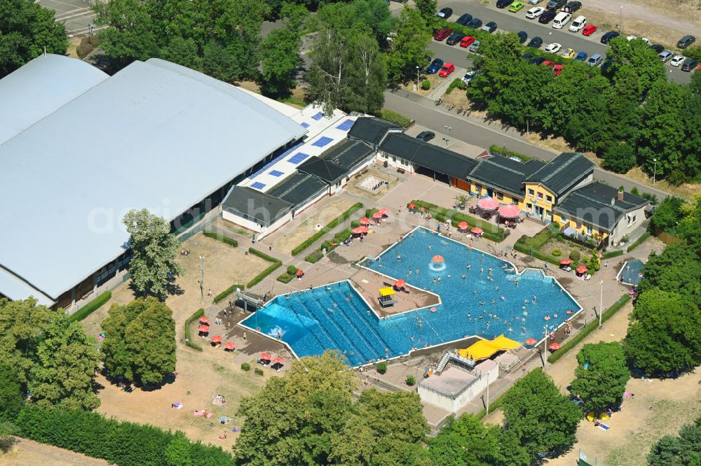 Waltershausen from the bird's eye view: Swimming pool of the on street Steinbachstrasse in Waltershausen in the state Thuringia, Germany