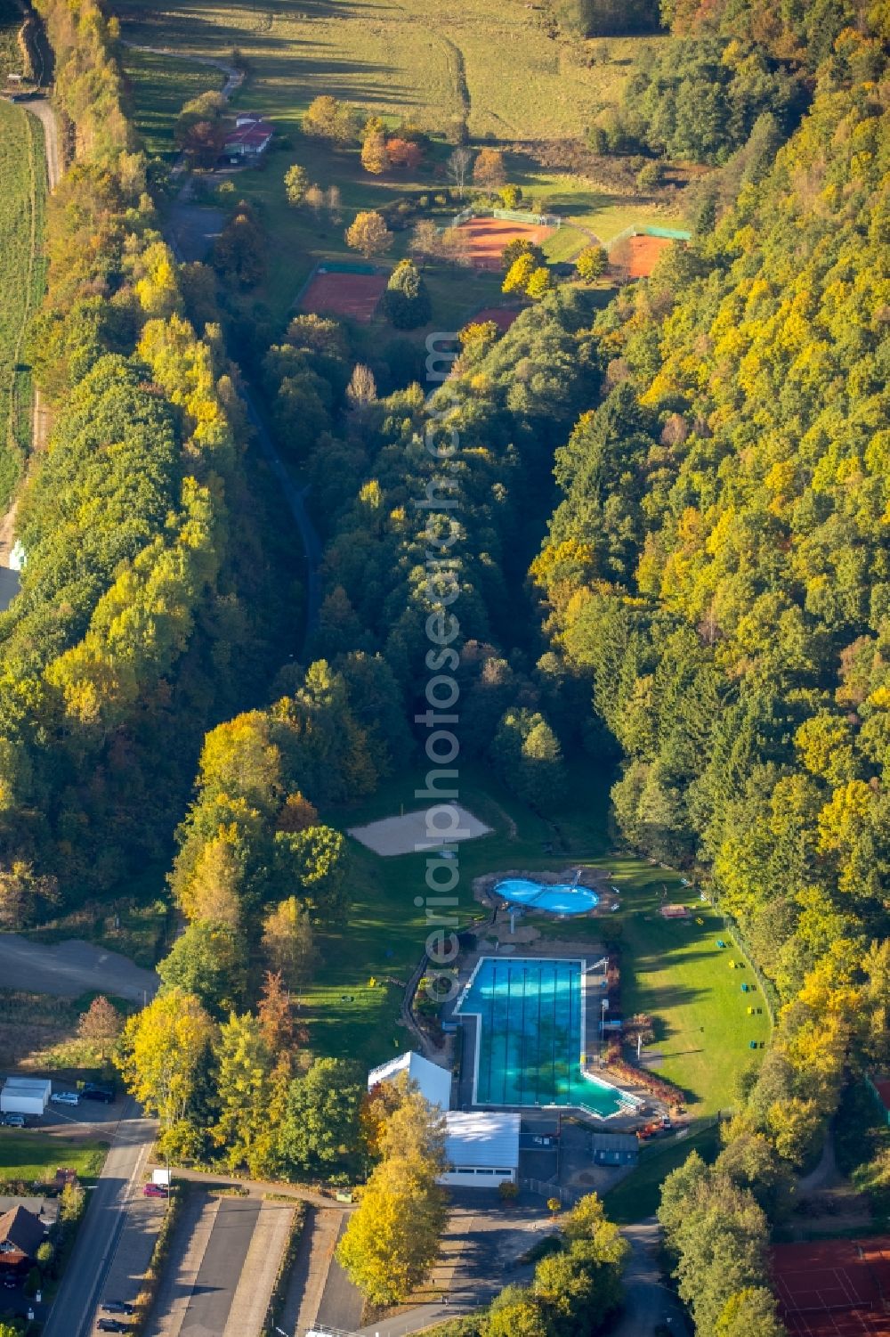 Freudenberg from the bird's eye view: Swimming pool of the hot water outdoor swimming pool in Freudenberg in the state North Rhine-Westphalia