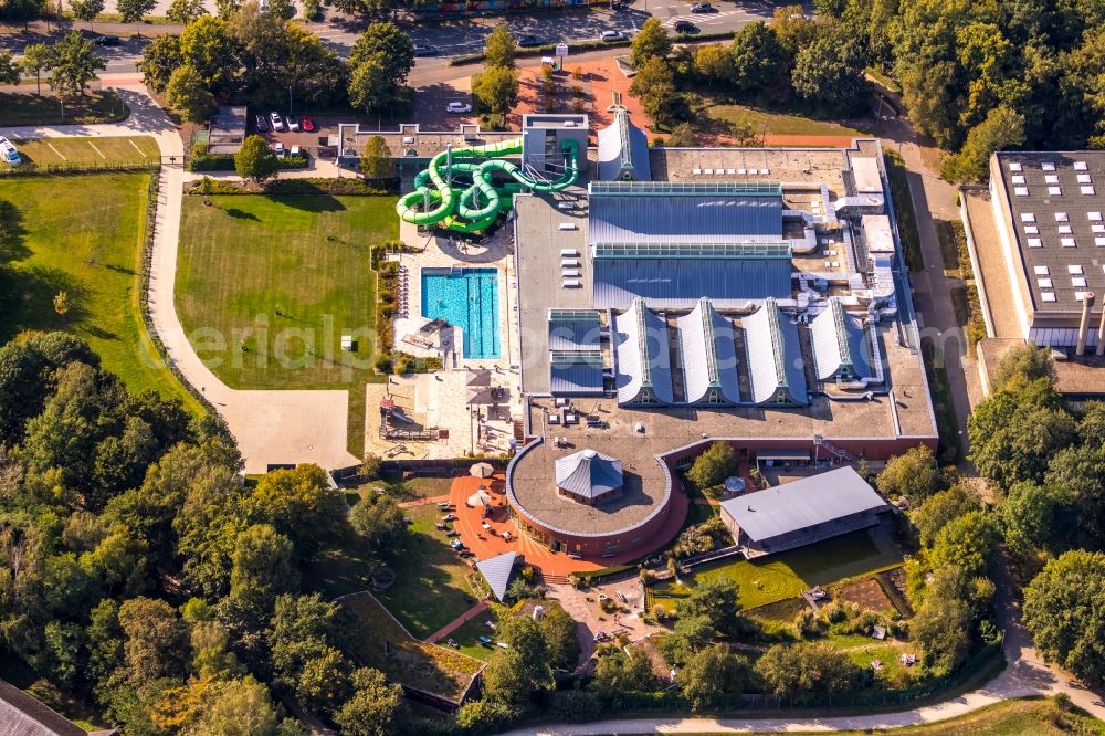 Gütersloh from the bird's eye view: Swimming pool of the Welle Guetersloh on Stadtring Sundern in the district Spexard in Guetersloh in the state North Rhine-Westphalia, Germany