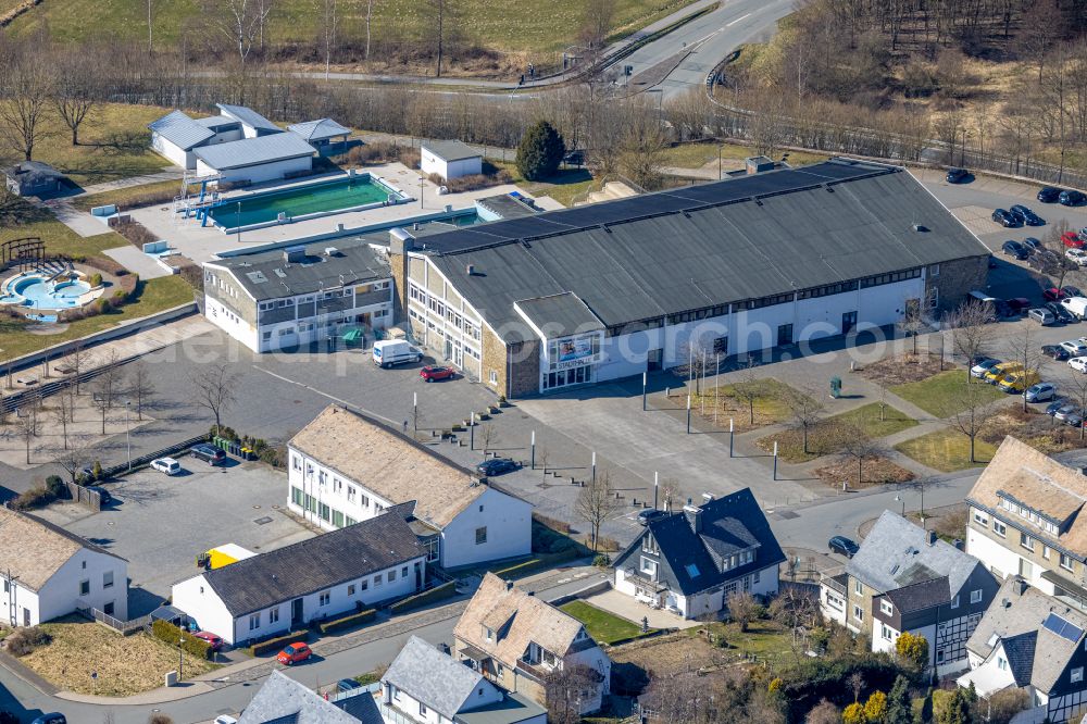 Aerial photograph Schmallenberg - Swimming pool of the Wellen-Freibad Schmallenberg on Paul-Falke-Platz in Schmallenberg at Sauerland in the state North Rhine-Westphalia, Germany