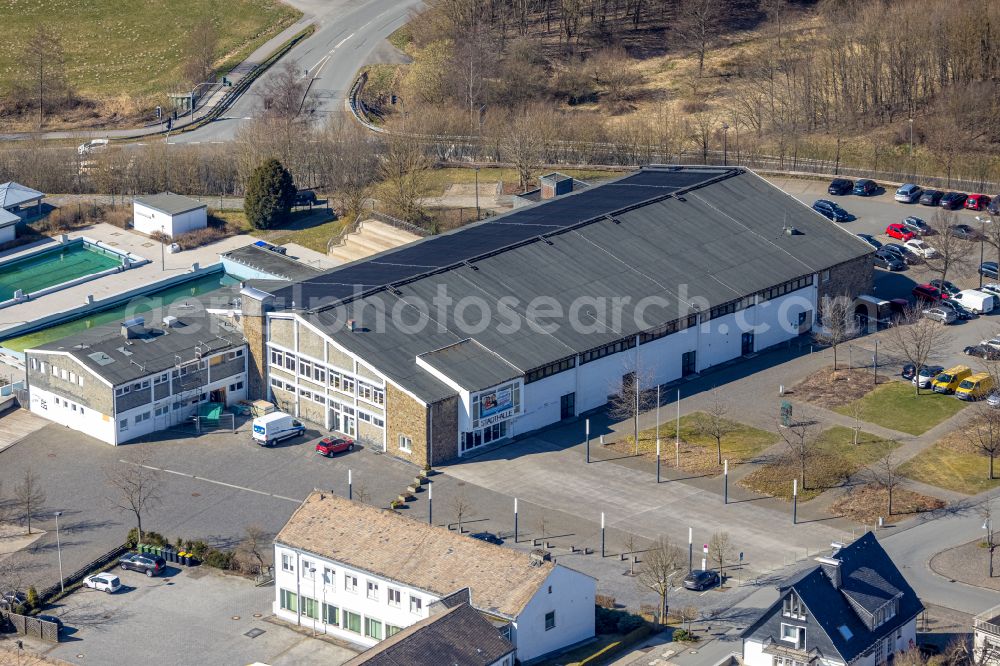 Schmallenberg from the bird's eye view: Swimming pool of the Wellen-Freibad Schmallenberg on Paul-Falke-Platz in Schmallenberg at Sauerland in the state North Rhine-Westphalia, Germany