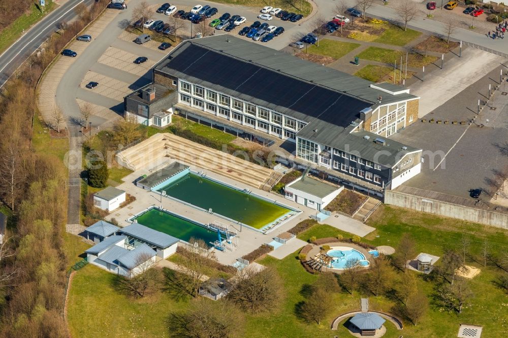 Schmallenberg from the bird's eye view: Swimming pool of the Wellen-Freibad Schmallenberg und die Stadthalle Schmallenberg on Paul-Falke-Platz in Schmallenberg in the state North Rhine-Westphalia, Germany