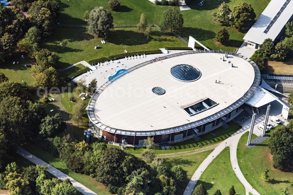 Aerial photograph München - Swimming pool of the Westbad on er Weinbergerstrasse in Munich in the state Bavaria, Germany