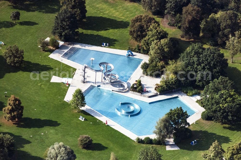 München from above - Swimming pool of the Westbad on er Weinbergerstrasse in Munich in the state Bavaria, Germany