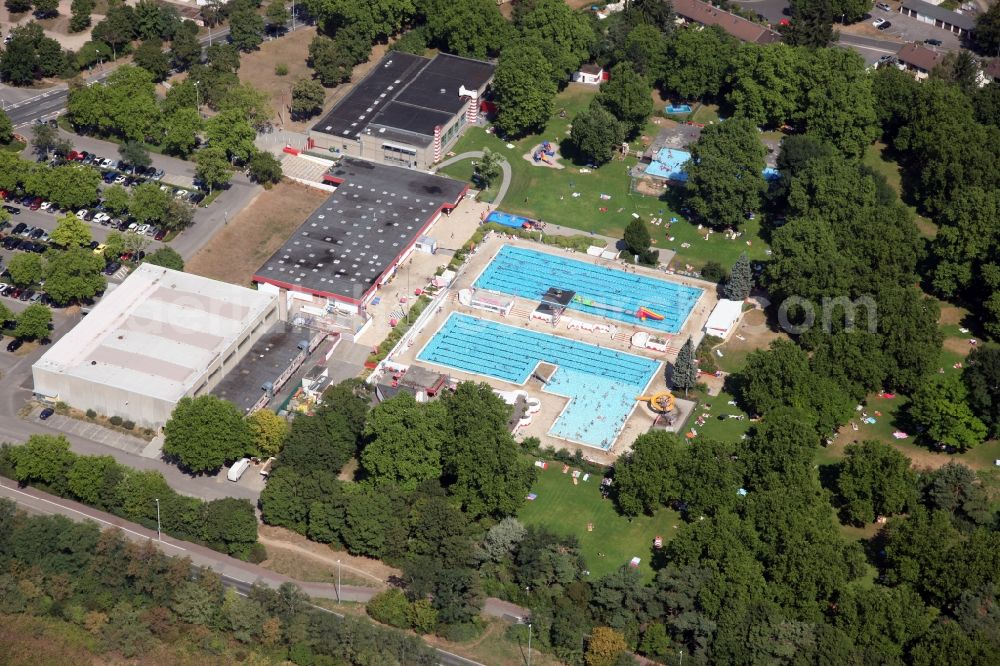 Aerial photograph Mainz - Indoor swimming pool and swimming pool of Mombach in Mainz in the state Rhineland-Palatinate