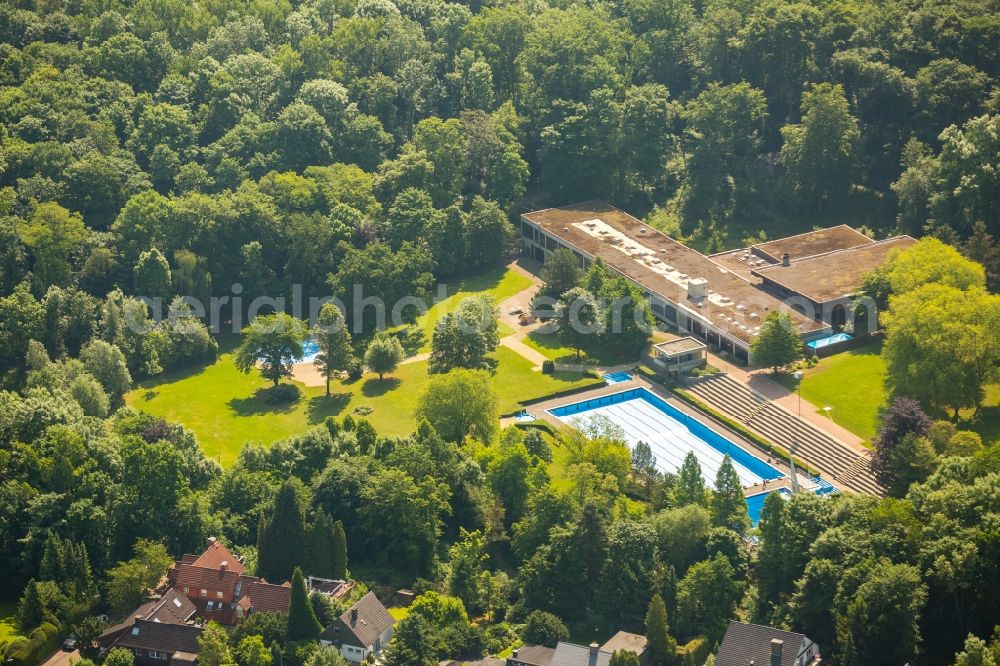 Bochum from above - Swimming pools of the hall outdoor swimming pool Hoentrop in the district of Wattenscheid in Bochum in the federal state North Rhine-Westphalia, Germany