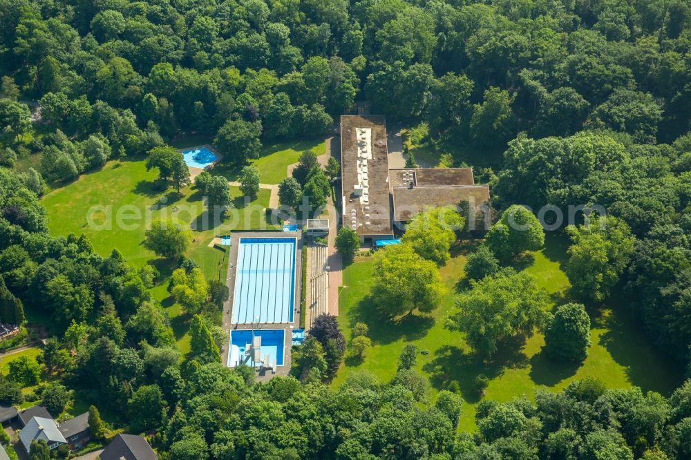 Bochum from the bird's eye view: Swimming pools of the hall outdoor swimming pool Hoentrop in the district of Wattenscheid in Bochum in the federal state North Rhine-Westphalia, Germany