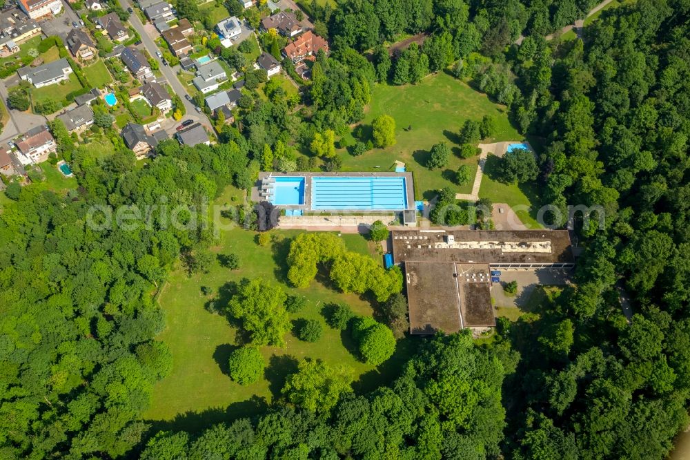 Aerial photograph Bochum - Swimming pools of the hall outdoor swimming pool Hoentrop in the district of Wattenscheid in Bochum in the federal state North Rhine-Westphalia, Germany