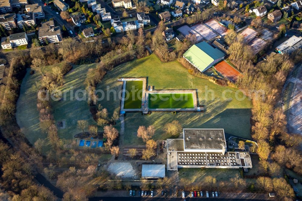 Aerial photograph Bochum - Swimming pools of the hall outdoor swimming pool lime-trees in the district lime-trees in Bochum in the federal state North Rhine-Westphalia