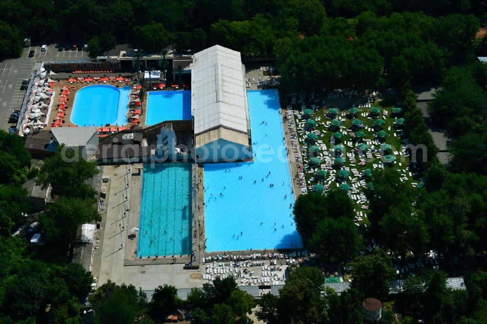 Aerial photograph Bukarest - Swimming pool and sunbathing at the pool - swimming pool Strandul Tineretului in Bucharest, Romania