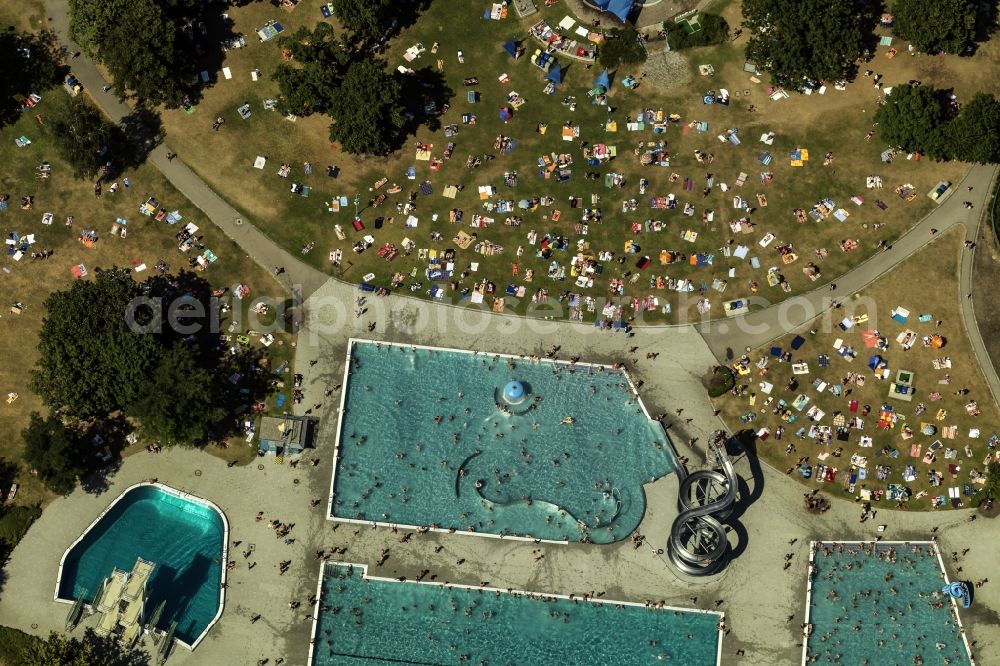 München from the bird's eye view: Swimming pools and lawns of the outdoor pool Westbad in Munich in Bavaria