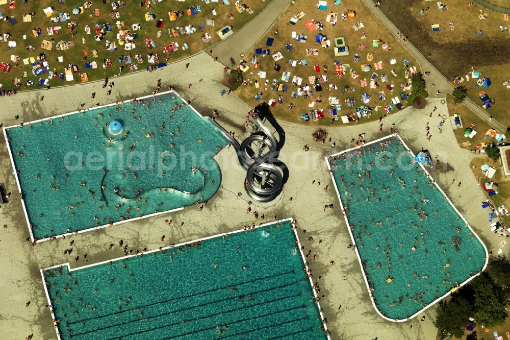 Aerial image München - Swimming pools and lawns of the outdoor pool Westbad in Munich in Bavaria