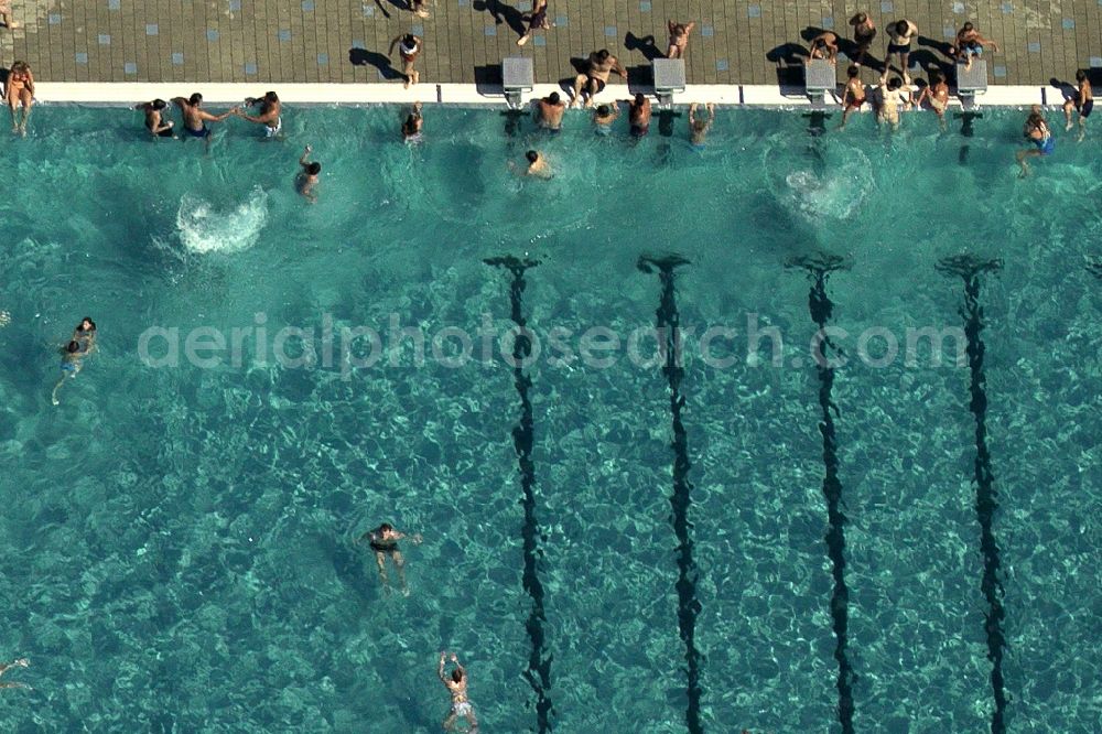 Aerial image München - Swimming pools and lawns of the outdoor pool Westbad in Munich in Bavaria